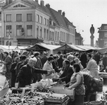 848094 Gezicht op een markt, met op de voorgrond de fruitkraam van Fie (59 jaar) en Harrie (62 jaar), vermoedelijk ...